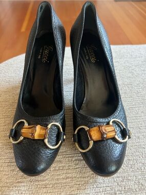 Vintage Gucci Women Black
Leather Gold Horse Bit pump